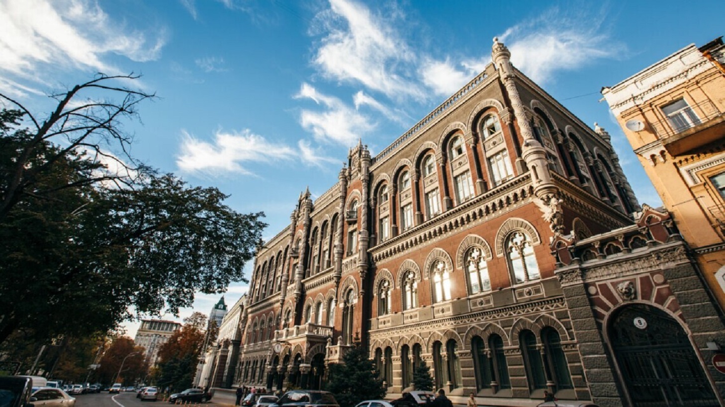 Нацбанк продав валюти на міжбанку на понад 250 мільйонів доларів
