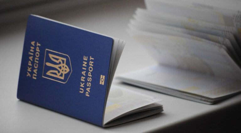 Закордонні паспорти з квітня подорожчають