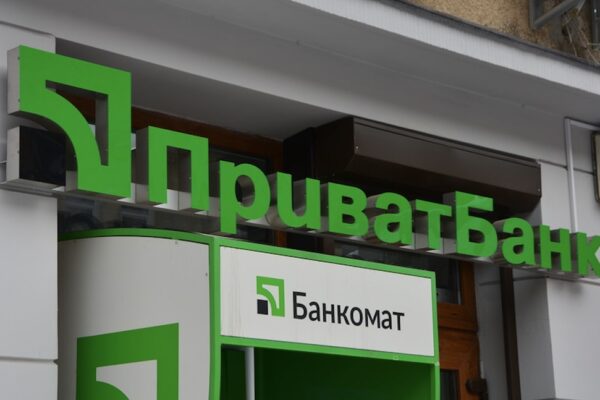 ПриватБанк вводить оплату за доставку карток із 2026 року / Фото: відкриті джерела