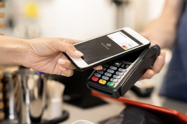 Українці переходять на оплату смартфонами: вже 60% розрахунків / Фото: відкриті джерела